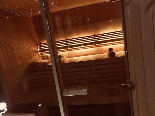 Octavie - Suite de luxe a Tournai avec piscine privee, jacuzzi, sauna et hammam Hotel in Hauts-de-France