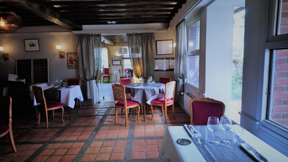 Logis Hotel Restaurant LE COCHON D'OR Hotel in Normandy