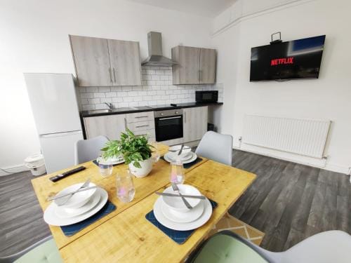 Contractor Base - Kitchen - Parking Included Hotel in Swansea