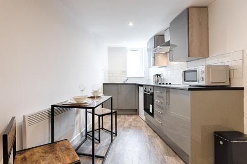Contractor Base - Kitchen - Parking Included Hotel in Swansea
