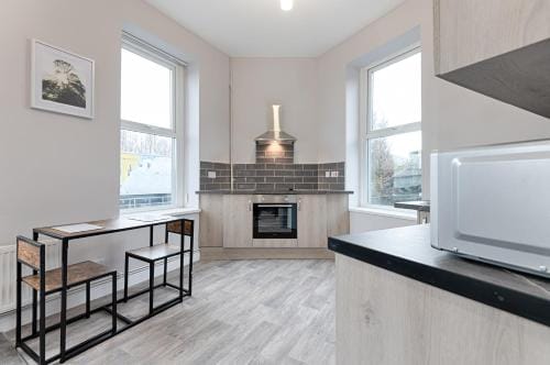 Contractor Base - Kitchen - Parking Included Hotel in Swansea