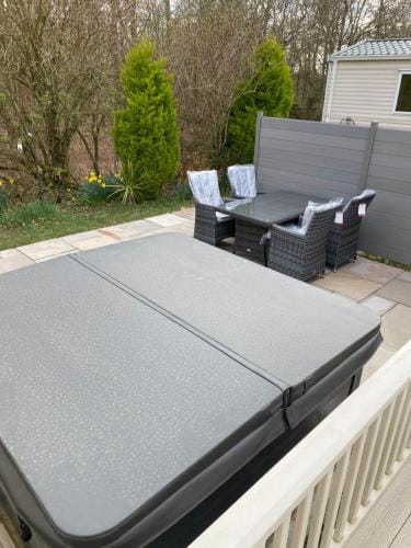 Dixons Den Hot Tub Lodge in England