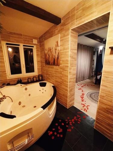 A l'Oree des pins - Gite et spa de 30 m2- Options Home Cinema, Romantique Hotel in French Riviera