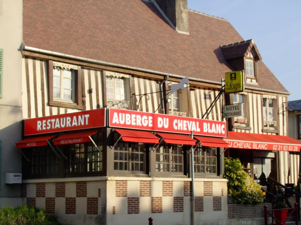 Logis hotel restaurant Auberge Du Cheval Blanc Hotel in Normandy