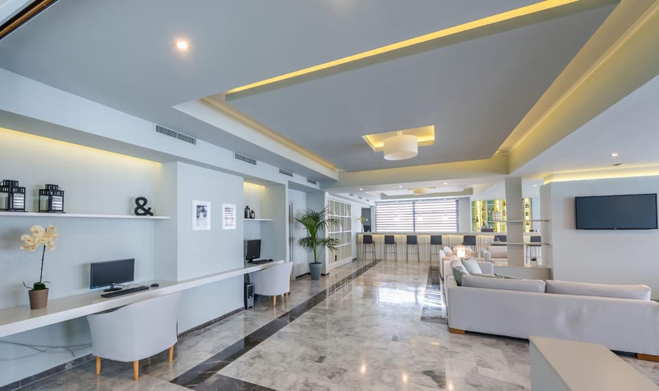 Captains De Luxe Resort in Argassi
