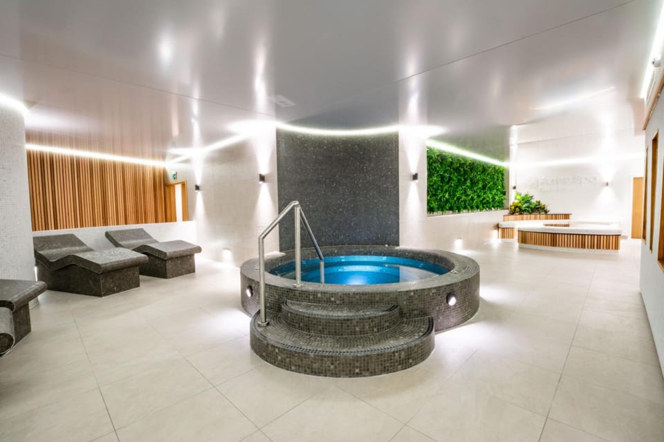 TLH Carlton Hotel - TLH Leisure, Entertainment and Spa Resort Hotel in Torquay
