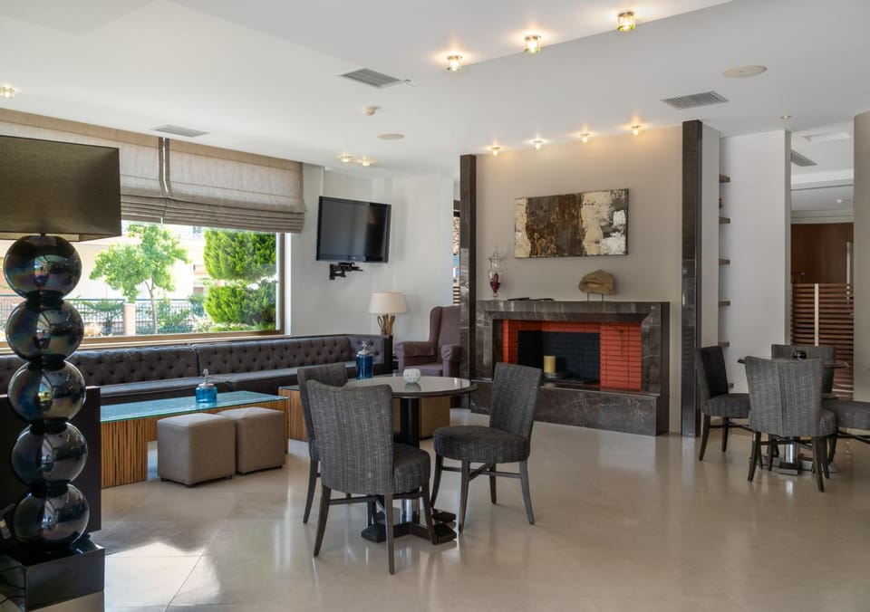 Shared lounge/TV area