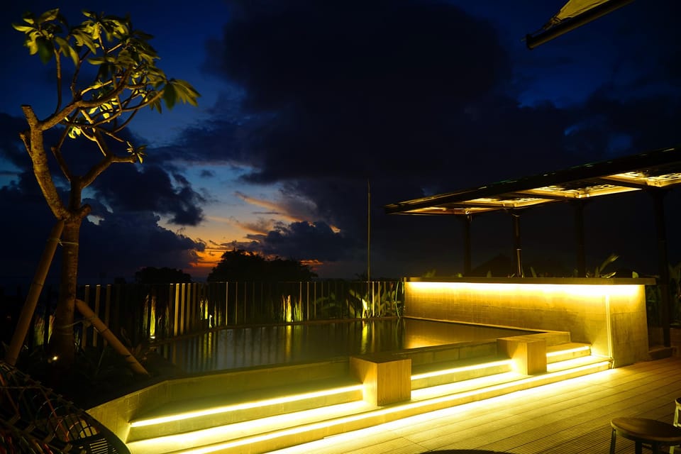 Swimming pool [outdoor]