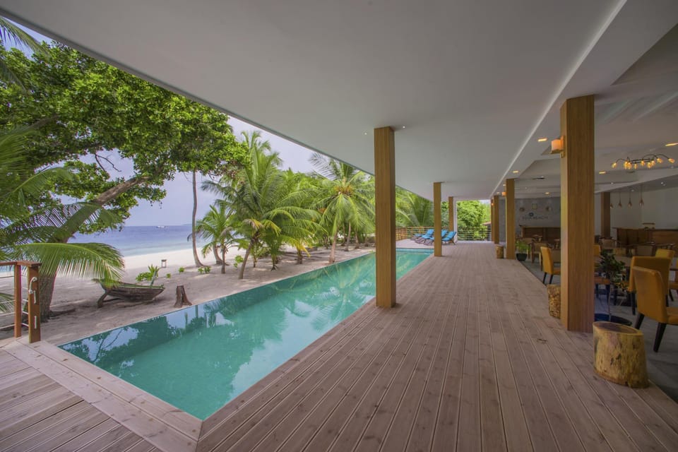 Swimming pool [outdoor]
