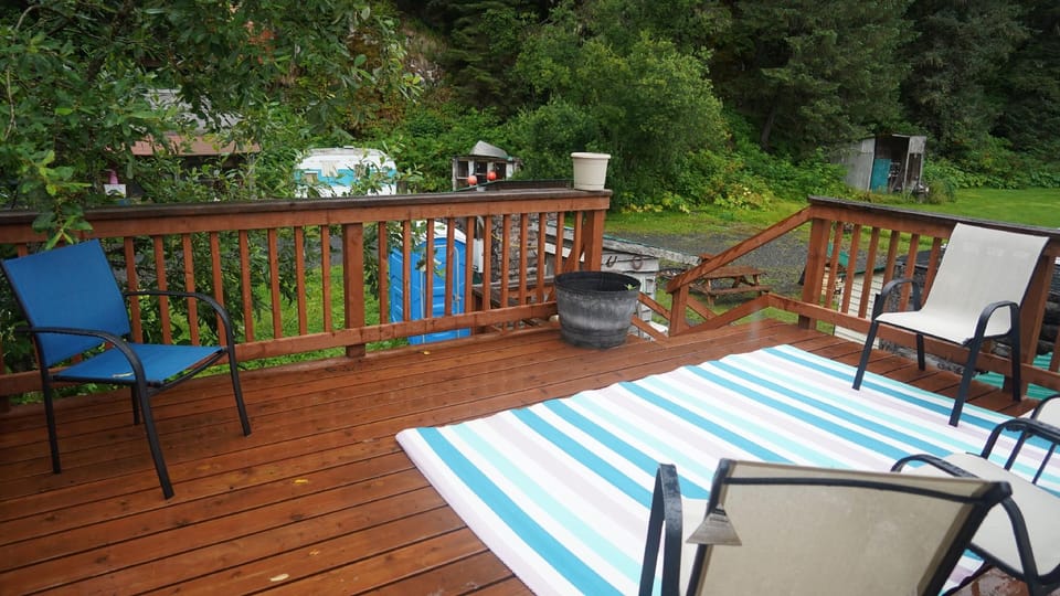 Nauti Otter Inn and Yurt Village Hostel in Alaska