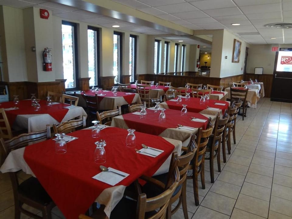 Empress Inn and Suites by the Falls Hotel in Niagara Falls