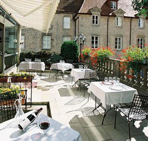 Logis Hotel Le Cheval Blanc Hotel in Langres