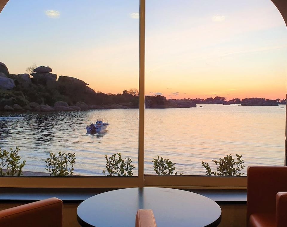 Logis Hotel Saint Guirec Et De La Plage Hotel in Perros-Guirec