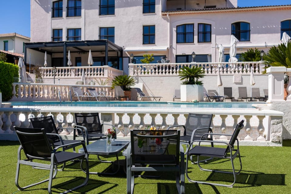 Logis Hotel Perla Riviera & Restaurant Hotel in Cagnes-sur-Mer