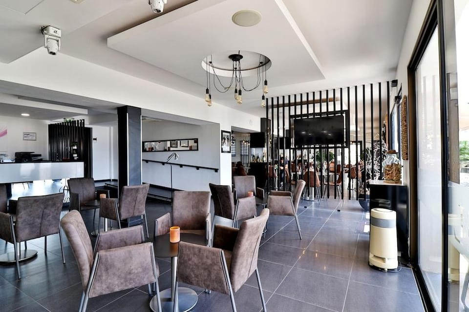 Logis Hotel Perla Riviera & Restaurant Hotel in Cagnes-sur-Mer