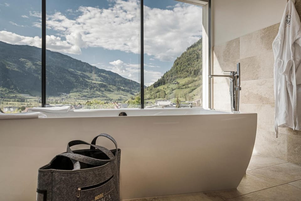 Hotel Norica - Thermenhotels Gastein mit dem Bademantel direkt in die Therme Hotel in Bad Hofgastein