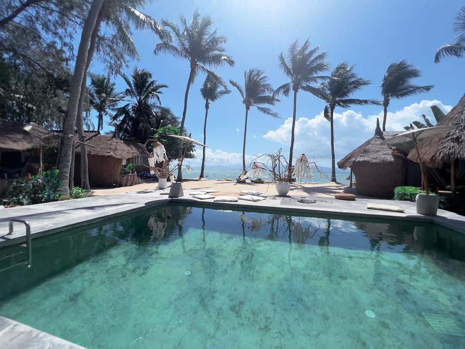 Swimming pool [outdoor]