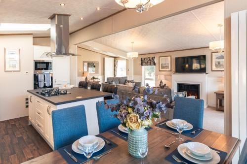 Sutton Lodge with Hot Tub Lodge in England