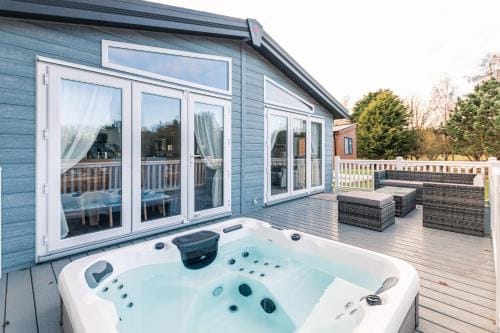 Sutton Lodge with Hot Tub Lodge in England