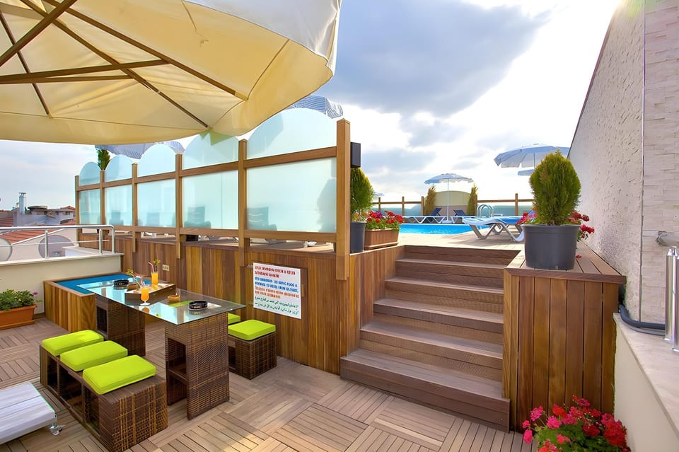 Swimming pool [outdoor]