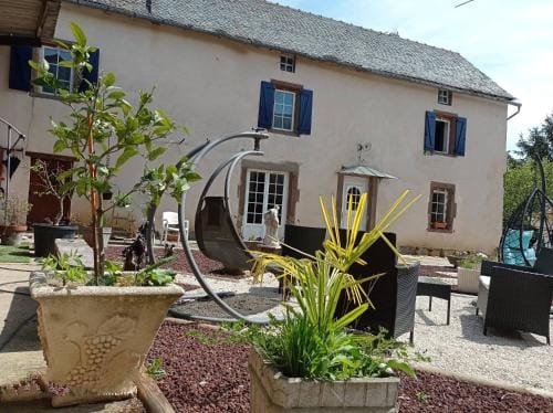 La Douce Parenthese B&B entre bois et champs-Accueil motards Hotel in Auvergne-Rhône-Alpes