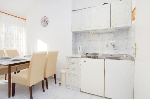 Apartments and rooms with parking space Kastel Stafilic, Kastela - 18673 Hotel in Šibenik-Knin County, Croatia