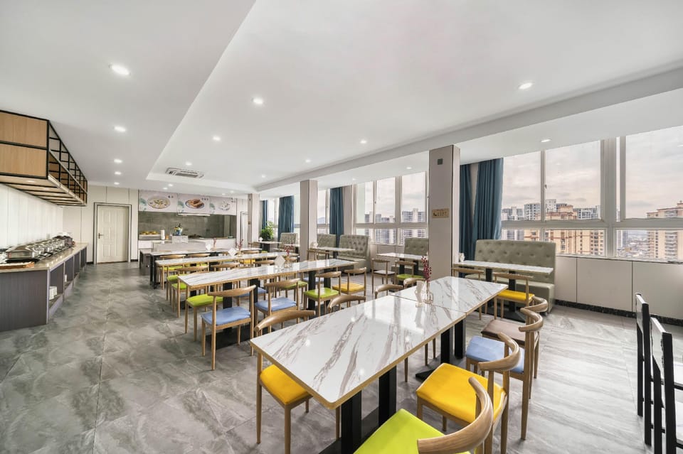 Elong Deluxe International Hotel (Tiantai Mountain High-speed Railway Station) Hotel in Zhejiang