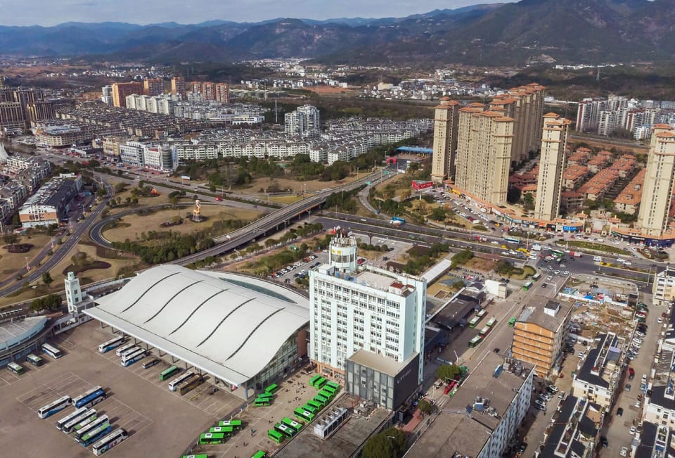 Elong Deluxe International Hotel (Tiantai Mountain High-speed Railway Station) Hotel in Zhejiang