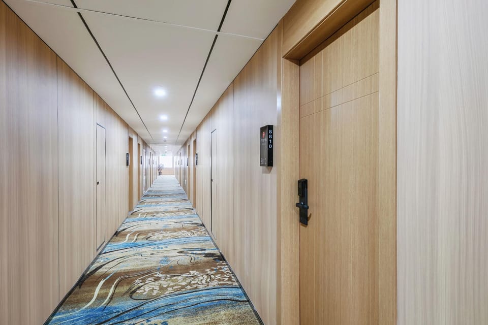 Elong Deluxe International Hotel (Tiantai Mountain High-speed Railway Station) Hotel in Zhejiang