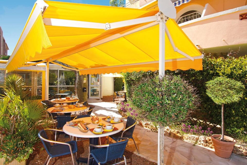 Logis Hotel l'Esterella Hotel in Saint-Raphael