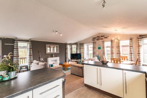 Kingfisher Lodge with Hot Tub Lodge in England