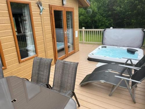 Kingfisher Lodge with Hot Tub Lodge in England