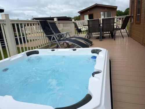 Kingfisher Lodge with Hot Tub Lodge in England