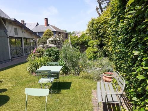 Au p'tit jardin Hotel in Normandy