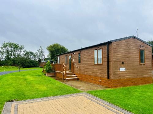 Meadows Lodge with Hot Tub Lodge in England