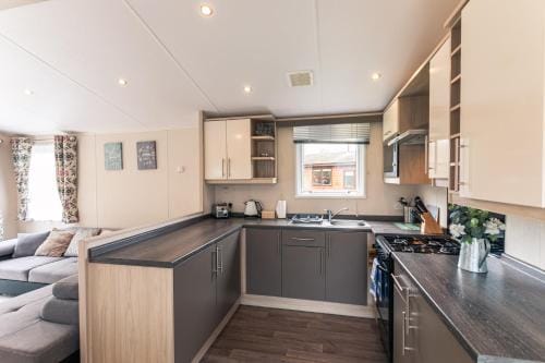 Meadows Lodge with Hot Tub Lodge in England