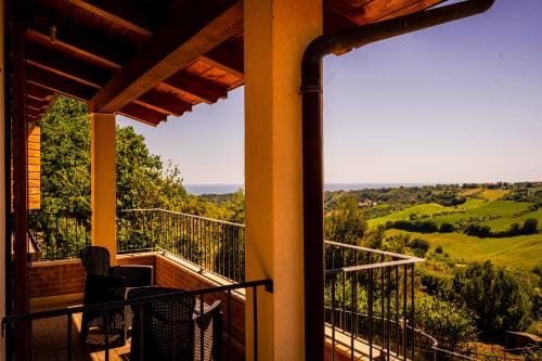 Casa Jo - Country Home with Sea View and 3 Private Ensuite Rooms Hotel in Marche