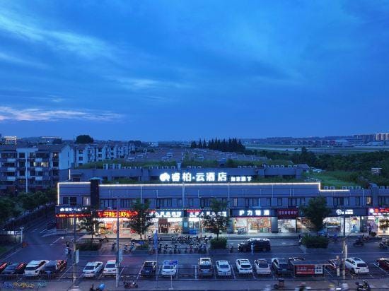 Yunbai Cloud Hotel (Shanghai Universitychang Middle Road Subway Station) Hotel in Shanghai