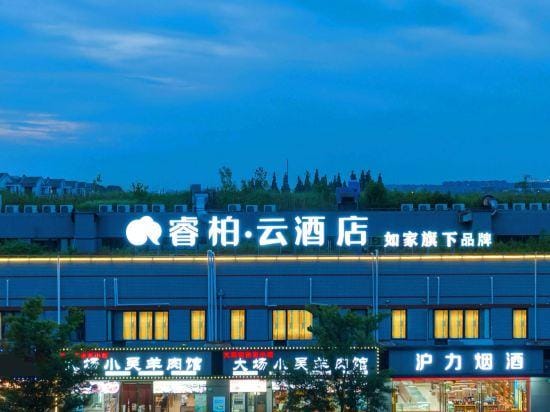 Yunbai Cloud Hotel (Shanghai Universitychang Middle Road Subway Station) Hotel in Shanghai