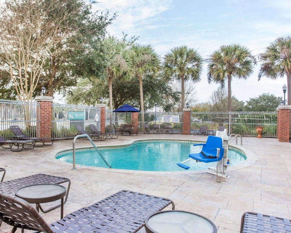 Swimming pool [outdoor]