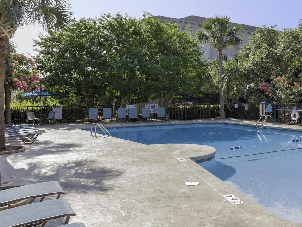 Swimming pool [outdoor]