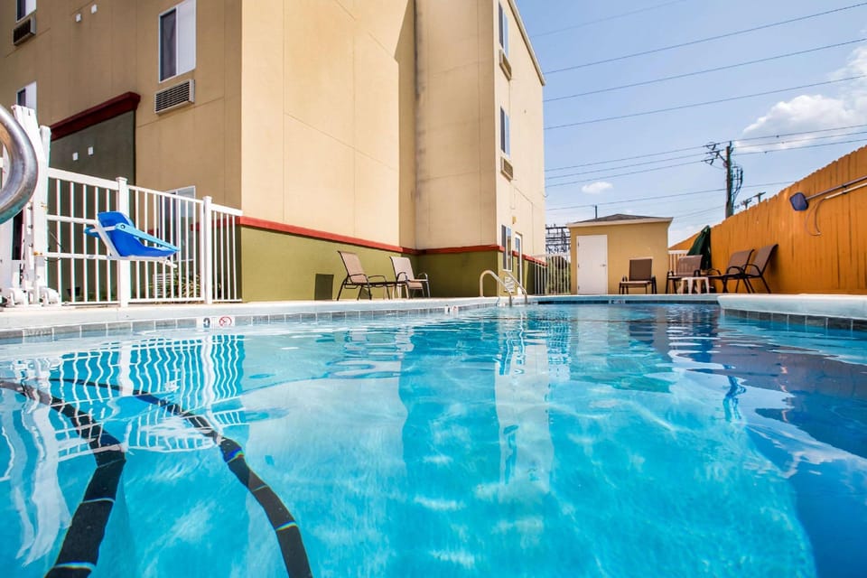 Swimming pool [outdoor]