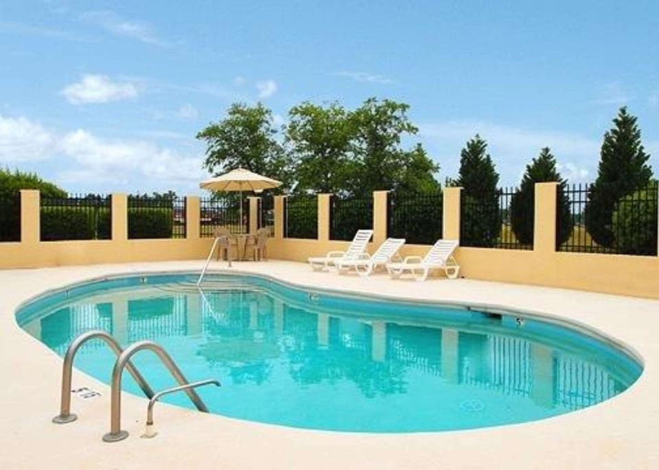 Swimming pool [outdoor]