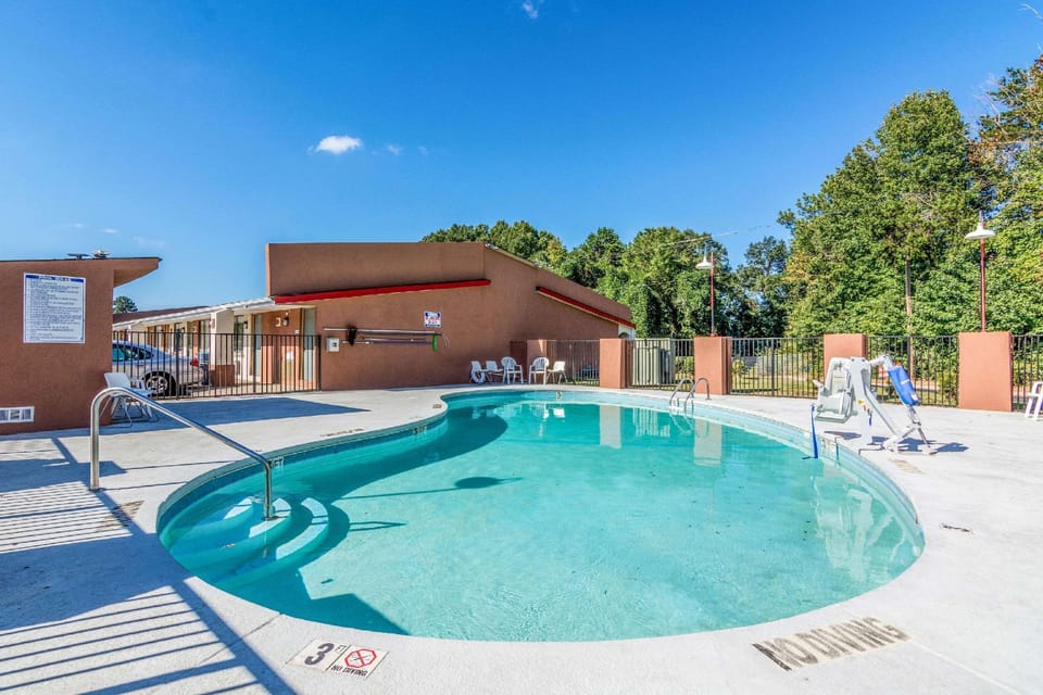 Swimming pool [outdoor]