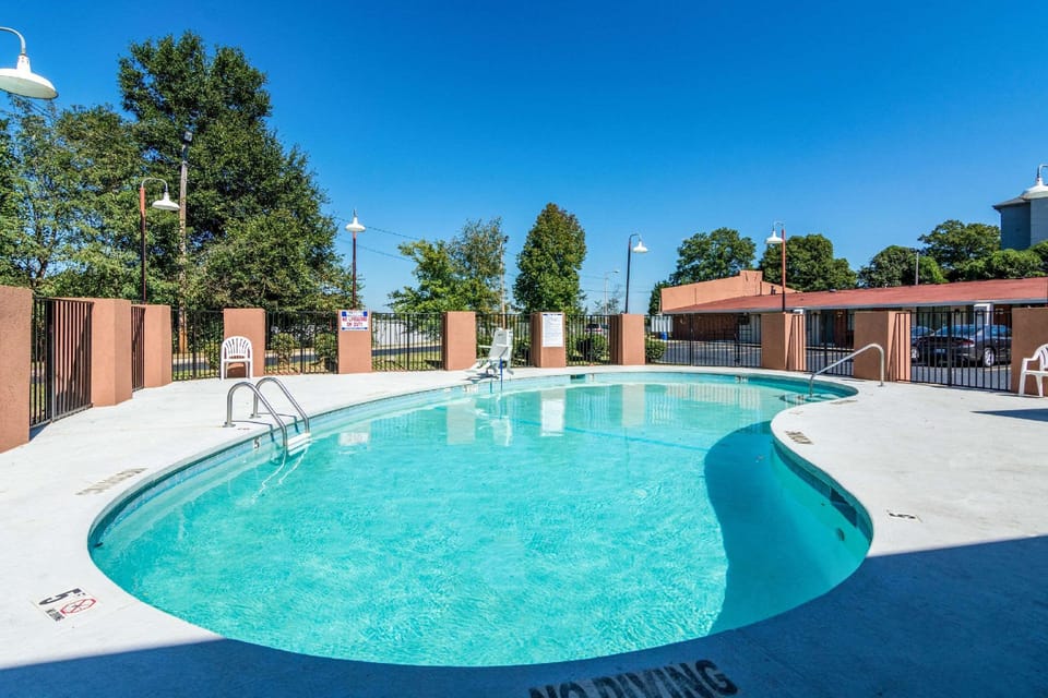 Swimming pool [outdoor]