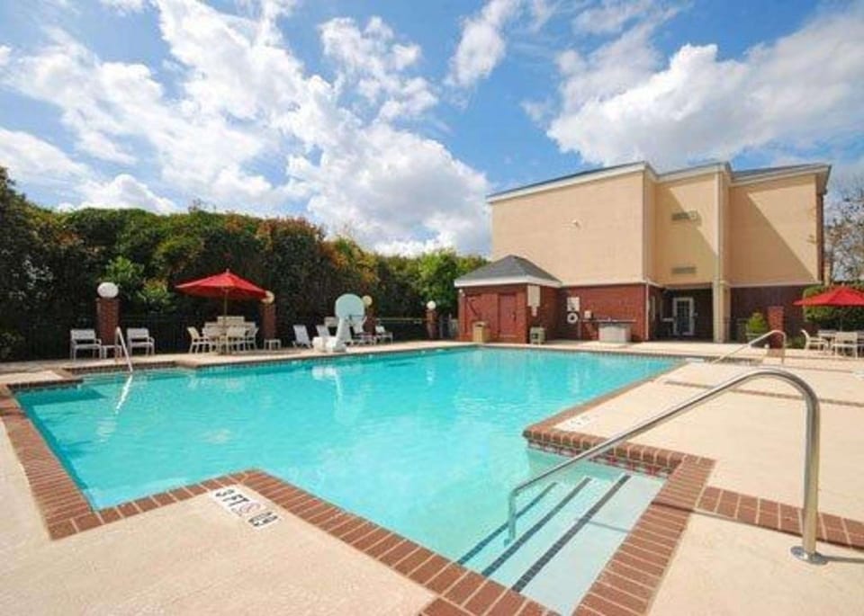 Swimming pool [outdoor]