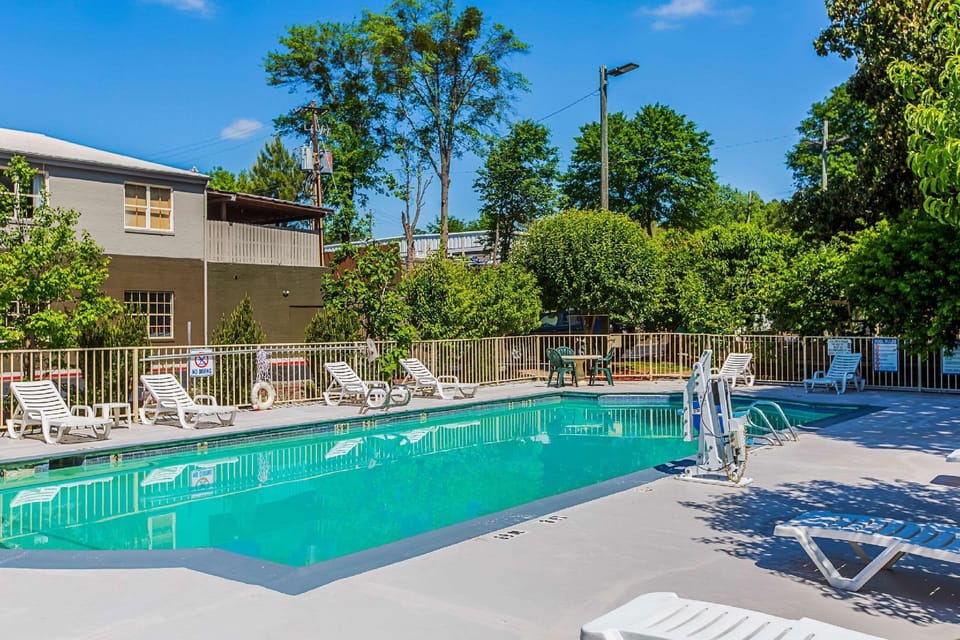 Swimming pool [outdoor]