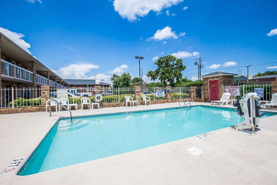 Swimming pool [outdoor]