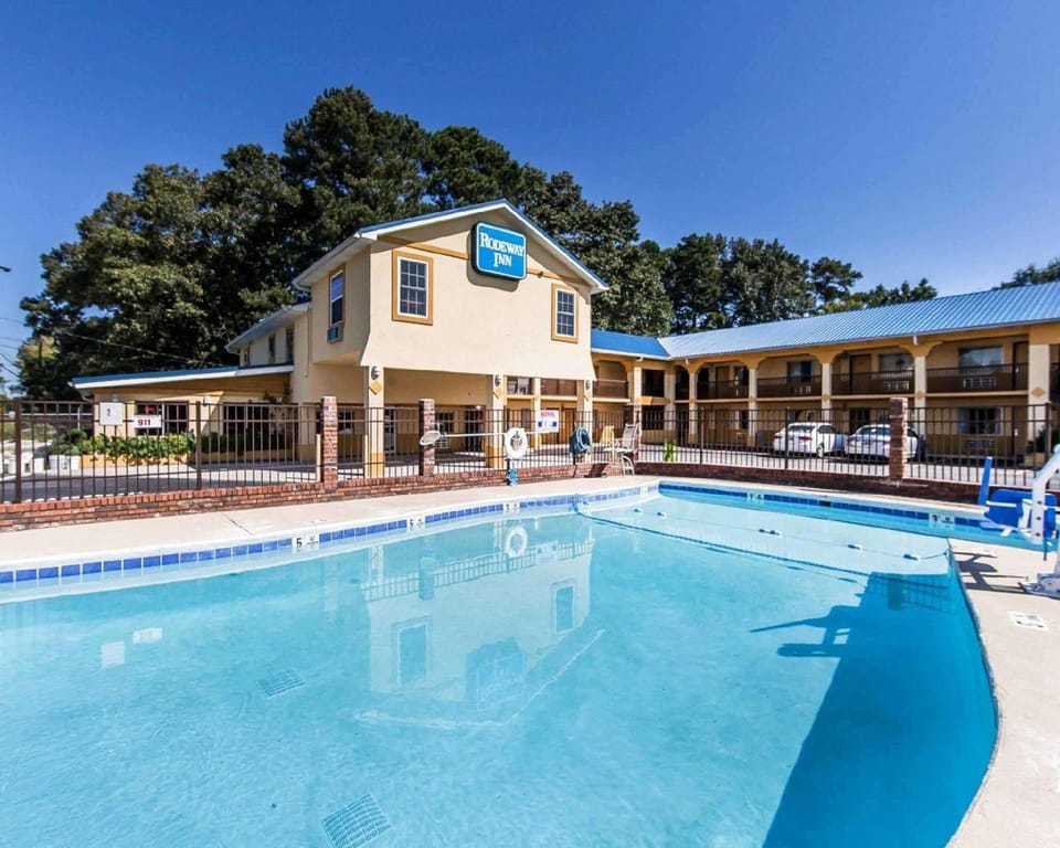 Swimming pool [outdoor]