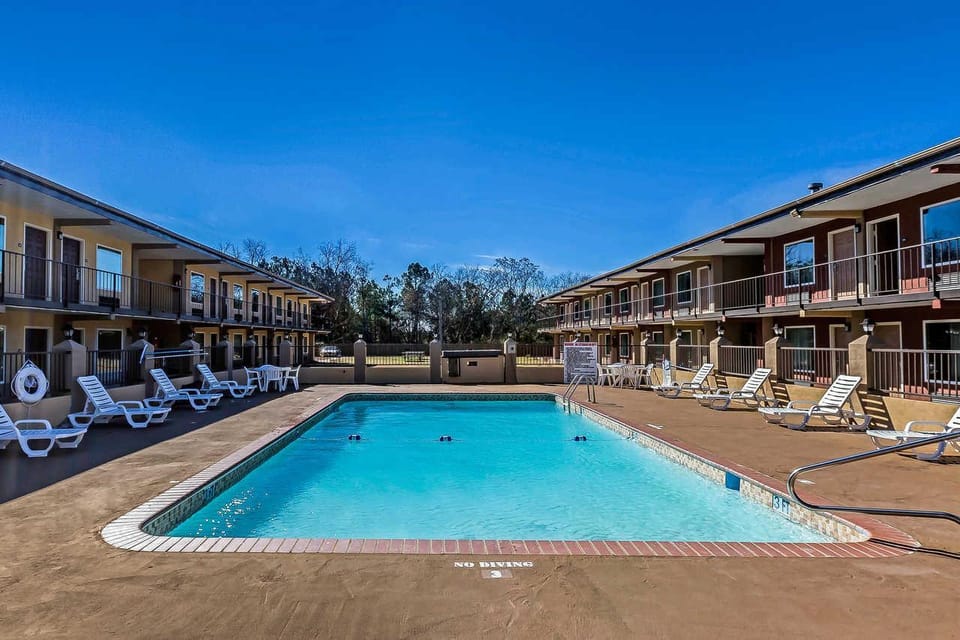 Swimming pool [outdoor]